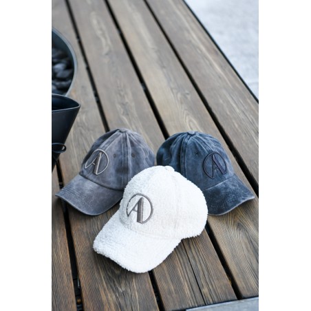 Czapka z daszkiem bouclé 